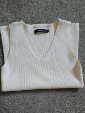 3 For 1 Bershka Cream Ribbed V-Neck Women's Sweater